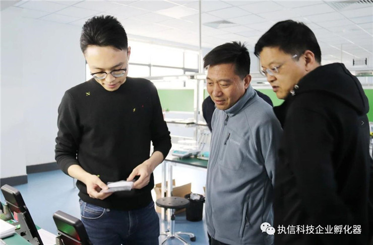 天津市工業(yè)和信息化局工業(yè)中小企業(yè)創(chuàng)新發(fā)展處處長李剛一行到諾邁科技調(diào)研參觀